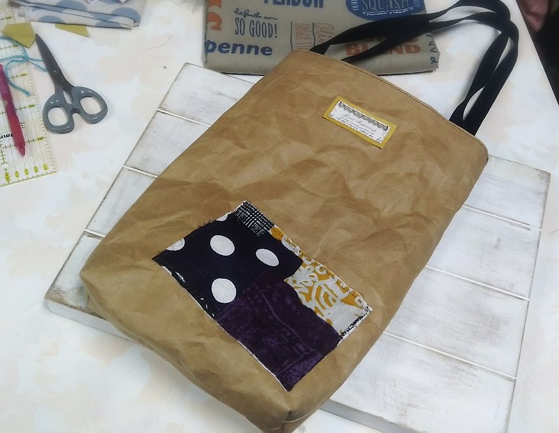 Washed kraft paper splicing pockets shoulder bag - กระเป๋าแมสเซนเจอร์ - ผ้าฝ้าย/ผ้าลินิน สีกากี