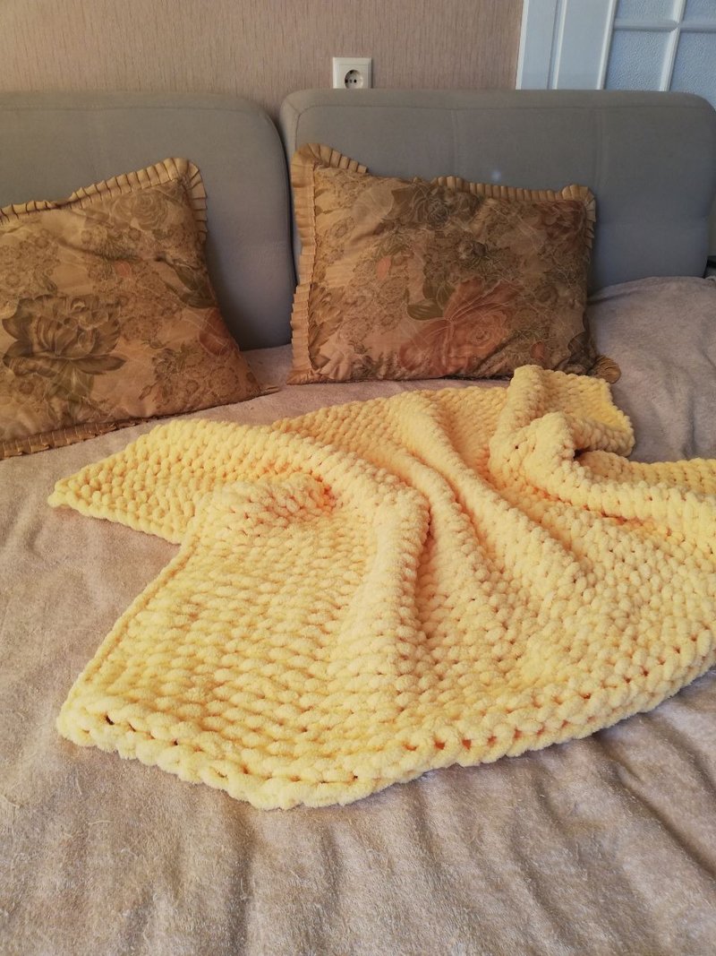 23 birthday gift arm knit blanket Best gift for friend - 棉被/毛毯 - 聚酯纖維 黃色