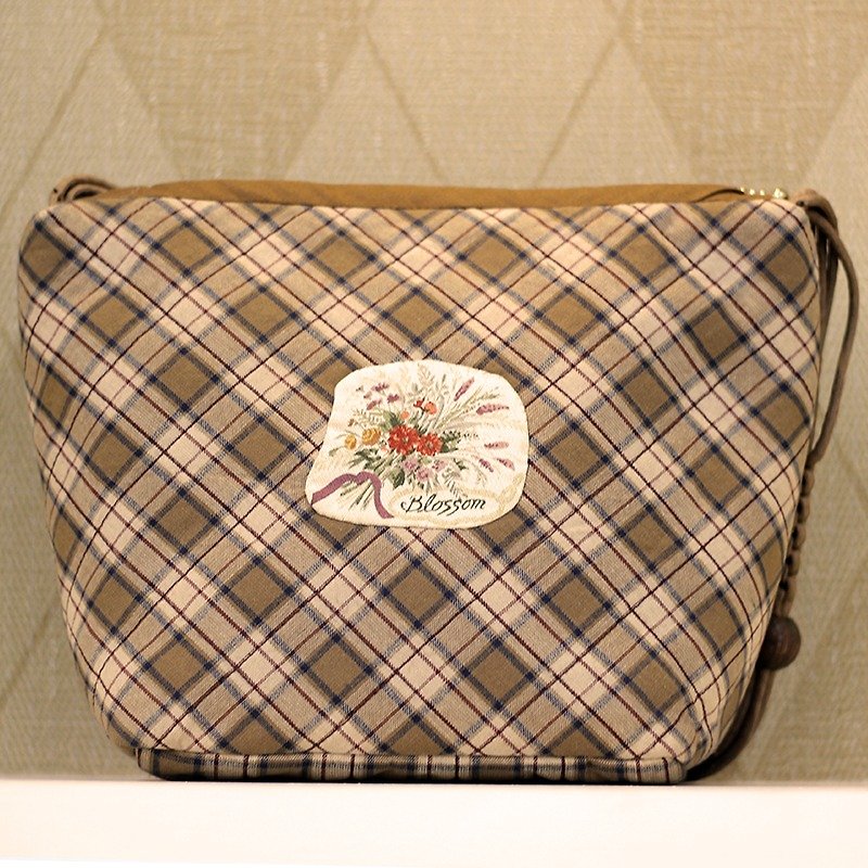White tea color Ling grid small personal carry bag ❖ exclusive hand sewing bag ❖ - กระเป๋าเครื่องสำอาง - ผ้าฝ้าย/ผ้าลินิน สีกากี