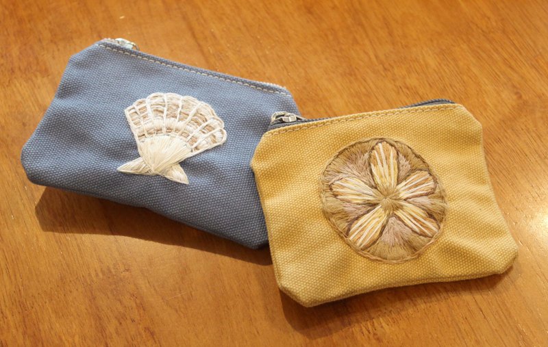 Sea urchin fossil/scallop-coin purse - กระเป๋าใส่เหรียญ - ผ้าฝ้าย/ผ้าลินิน สีส้ม