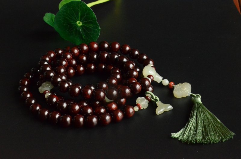 [Listen to Buddha] Natural small-leaf red sandalwood 108 beads rosary hand-held Hetian jade three-way back cloud - Bracelets - Wood 