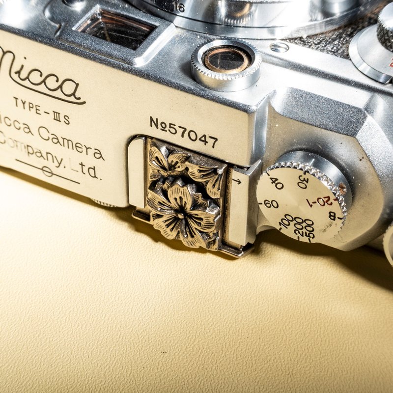 桜エンボス加工のカメラホットシューカバー - カメラ・チェキ - アルミニウム合金 シルバー