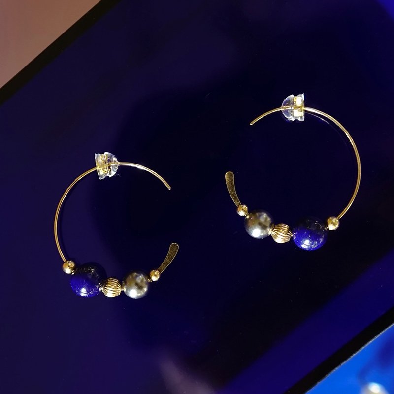 Large C-shaped lapis lazuli black shell bead earrings made in the United States with 14K gold injection - ต่างหู - โลหะ สีน้ำเงิน