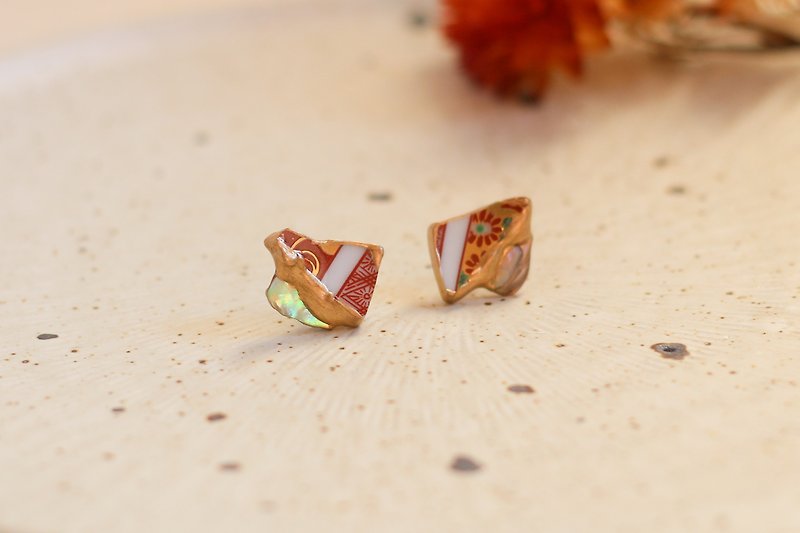 Imari ware Kintsugi pierced Clip-On / shell red gold flower lover pattern traditional craft Christmas Japanese clothing - Earrings & Clip-ons - Pottery Red