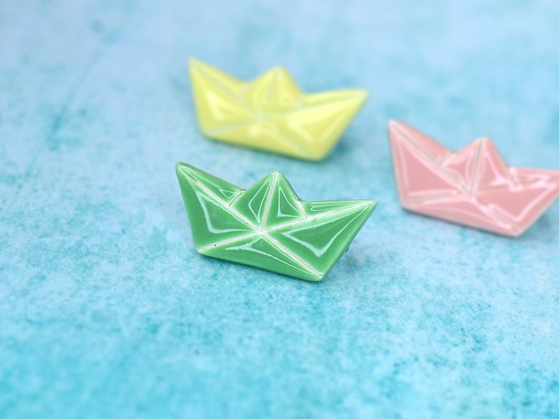 Pastel paper boat pin - Brooches - Clay Multicolor