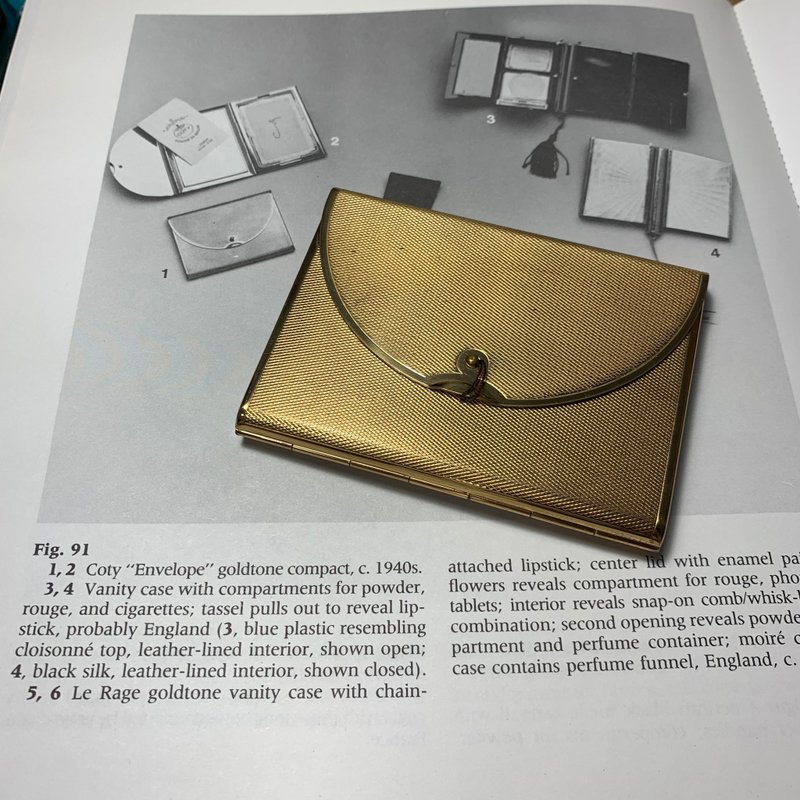 Coty。Envelope。goldtone compact, c. 1940s. 信封式粉餅 - 其他 - 其他金屬 