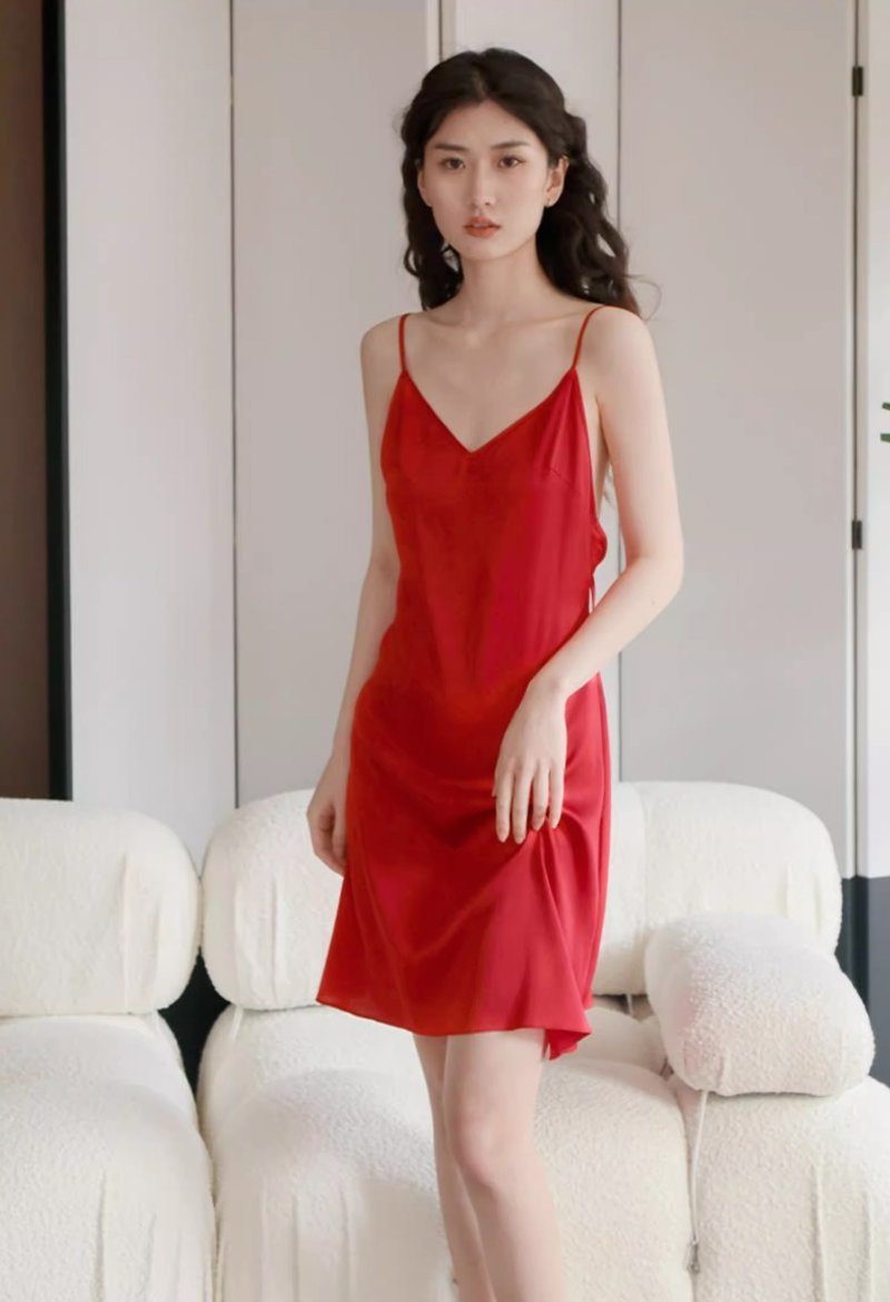 French Minimalist Backless Silk Pajama Dress - ชุดนอน/ชุดอยู่บ้าน - ผ้าไหม สีแดง