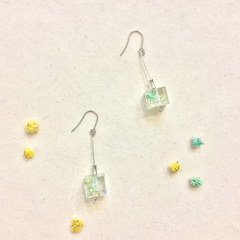 A sugar cube afternoon flower square cube stainless steel earrings (silver) - Earrings & Clip-ons - Resin Transparent