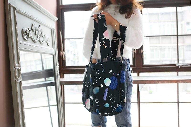 Universe universe series illustration design bag shoulder bag bag rainbow - กระเป๋าแมสเซนเจอร์ - ผ้าฝ้าย/ผ้าลินิน สีดำ