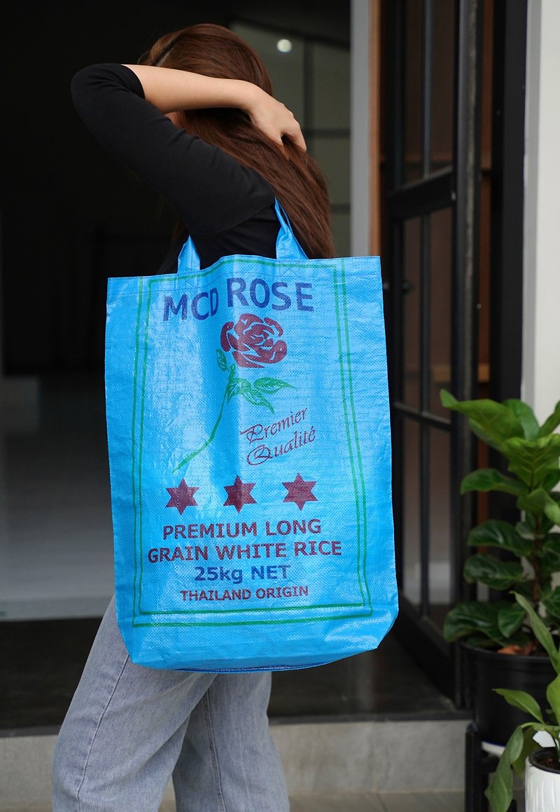 米袋から作られたリーメークのエコバッグ、 ブルー色、バラ柄 - その他 - プラスチック ブルー