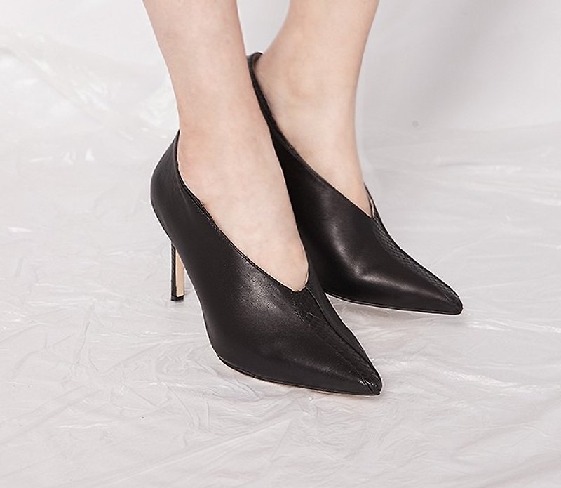 Neat V-mouth style leather pointed high heels black - รองเท้าส้นสูง - หนังแท้ สีดำ