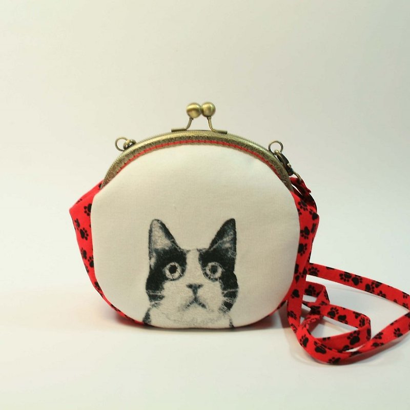 Embroidery 16cm U-shaped gold cross-body bag 04-black and white cat - กระเป๋าแมสเซนเจอร์ - ผ้าฝ้าย/ผ้าลินิน สีแดง