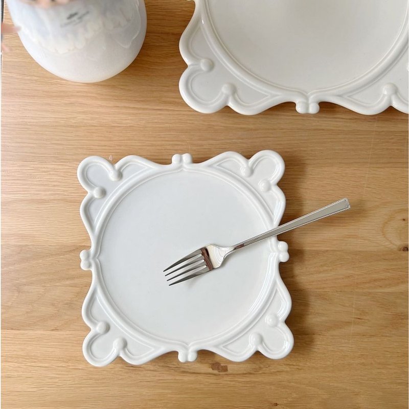 [Out of print, 32% off] Vienna Square Plate (Medium) Cake Plate - จานและถาด - ดินเผา ขาว