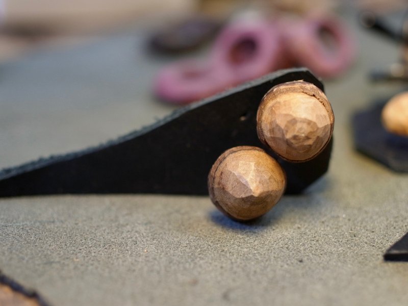 Forest Girl Sakura Log Acorn Shaped Carved Earrings Pair - Earrings & Clip-ons - Cotton & Hemp Brown