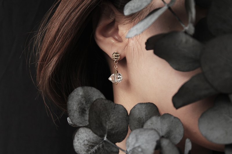 Double-pointed crystal drop earrings/no pierced ears - Earrings & Clip-ons - Gemstone Transparent