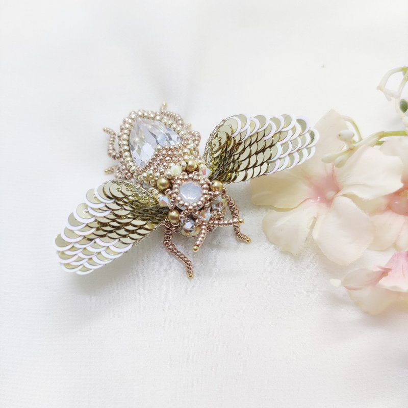 Jewelry Embroidery Stereo Crystal Insect Brooch - White Gold Peach Heart Butt Butt Insect Small Brooch - เข็มกลัด - วัสดุอื่นๆ ขาว