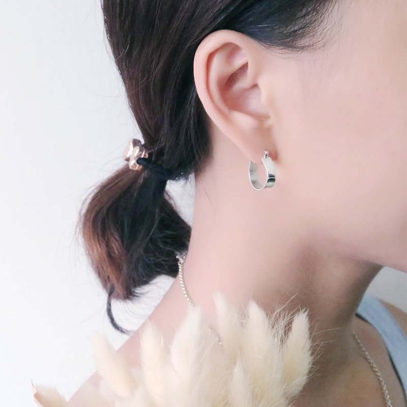 Minimalist hand-made flake U-shaped sterling silver earrings-ART64 - ต่างหู - เงิน สีเงิน