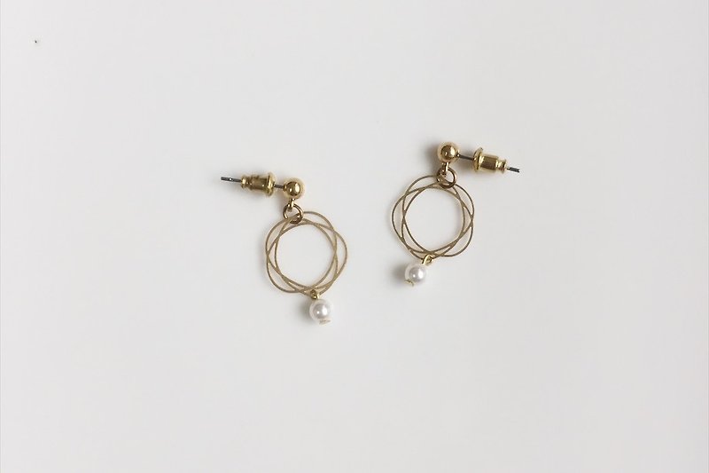 White lace pearl brass modeling earrings - ต่างหู - เครื่องเพชรพลอย สีทอง