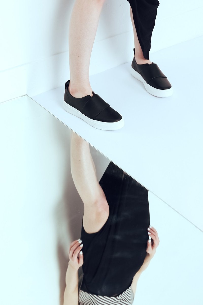 Minimalist thick horizontal soft leather casual shoes black - รองเท้าลำลองผู้หญิง - หนังแท้ สีดำ