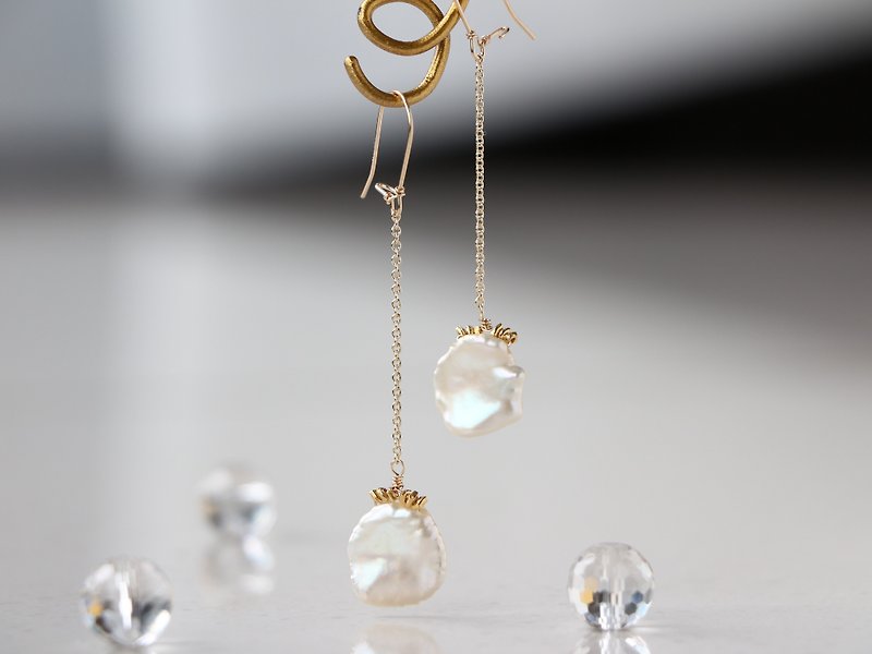 14kgf-Keshi pearl and Karen silver pierced earrings (can change to clip-on) - ต่างหู - เครื่องเพชรพลอย ขาว