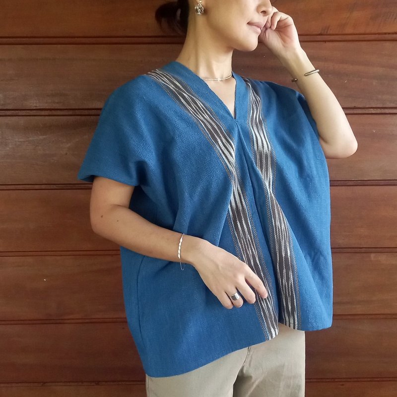 Kasuri dyed blouse indigo / vegetable dyed hand-woven cotton / ikat / Kantoi shirt - Women's Tops - Cotton & Hemp Blue