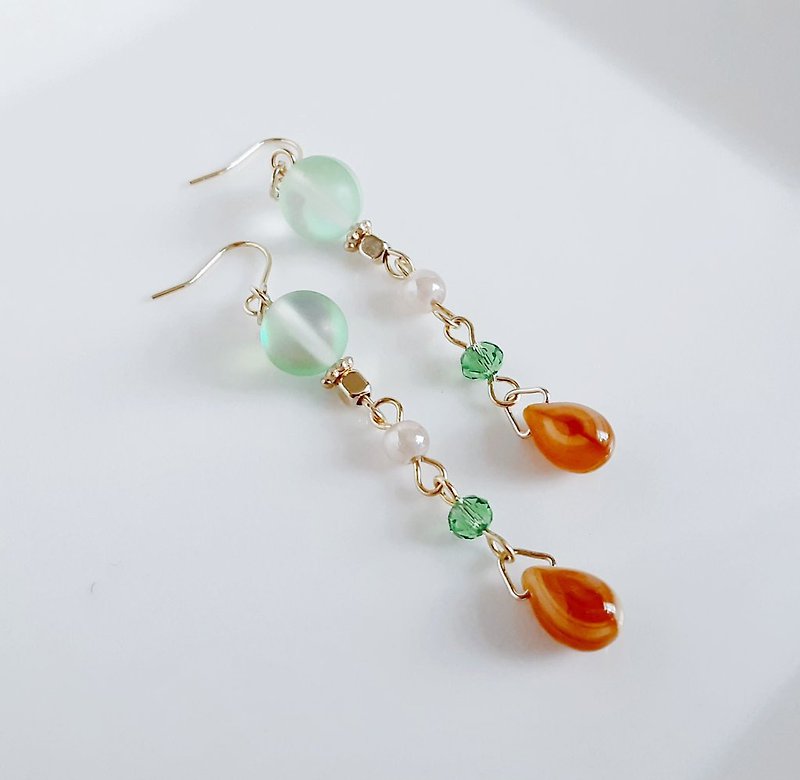 Refreshing bright green color swaying long pierced earrings Clip-On Luna flash Drop beads Swaying design Present Can be changed to allergy-free earrings - ต่างหู - แก้ว สีเขียว
