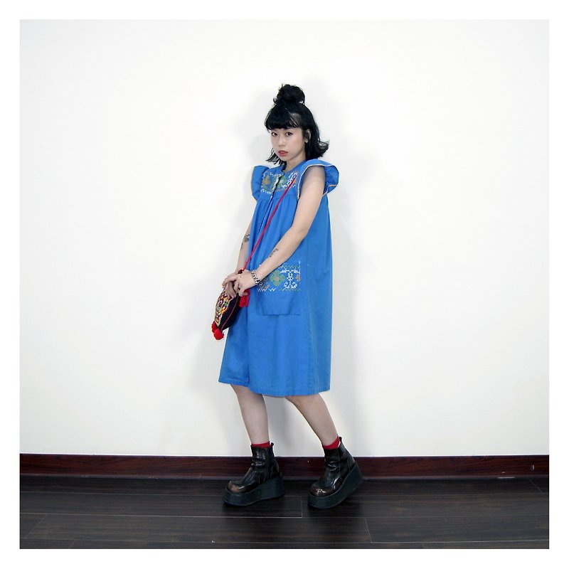 A‧PRANK :DOLLY :: 復古著VINTAGE 藍色手工十字刺繡荷葉袖洋裝(D804034) - 洋裝/連身裙 - 棉．麻 藍色