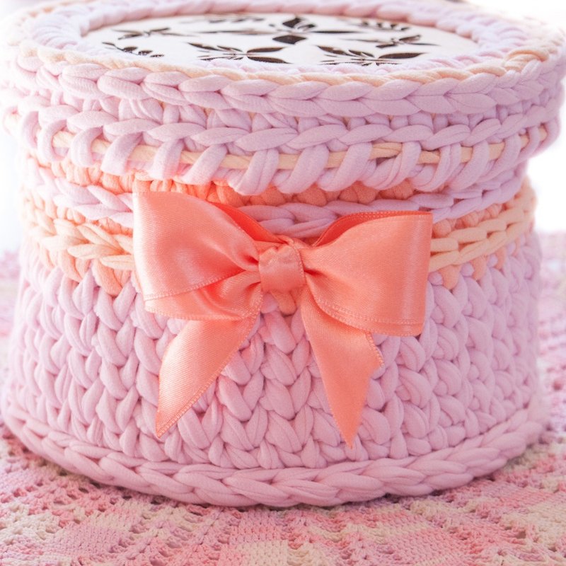 編織收納小籃子 | 圓形置物籃 | 收納籃 | 置物籃 | 禮物 Pink lidded storage basket Shelving basket Gift - 層架/置物架/置物籃 - 其他材質 粉紅色