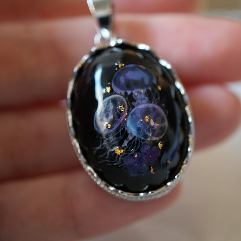黒瑪瑙とクラゲのペンダント　 ネックレス 金箔 24K - ネックレス - 宝石 ブラック