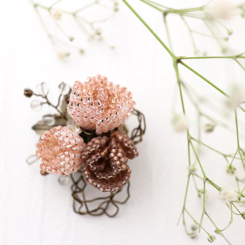 Beaded Bouquet Brooch (pink)/ビーズブーケのブローチ - 胸針 - 玻璃 粉紅色