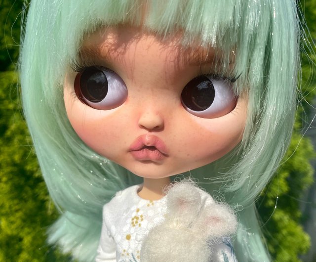 Custom OOAK shops Blythe in light skin tone (as is)