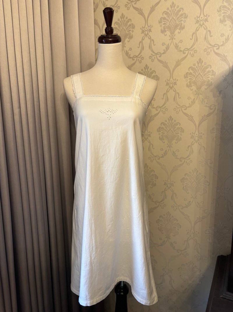 法國古董蕾鏤空刺繡肩帶小版型襯衣 - 居家服/睡衣 - 棉．麻 白色