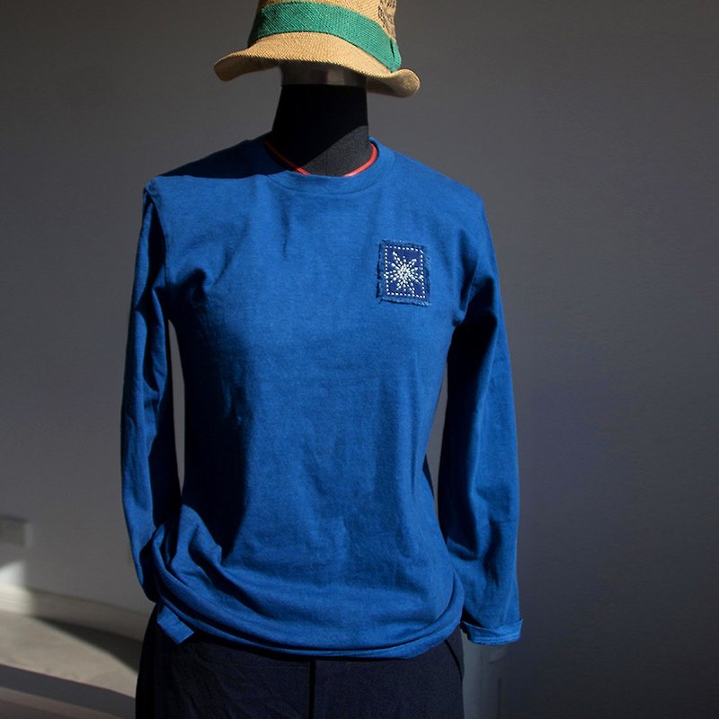 Seasonal sale hand-embroidered ancient blue dyed long-sleeved T-shirt - เสื้อยืดผู้หญิง - ผ้าฝ้าย/ผ้าลินิน 