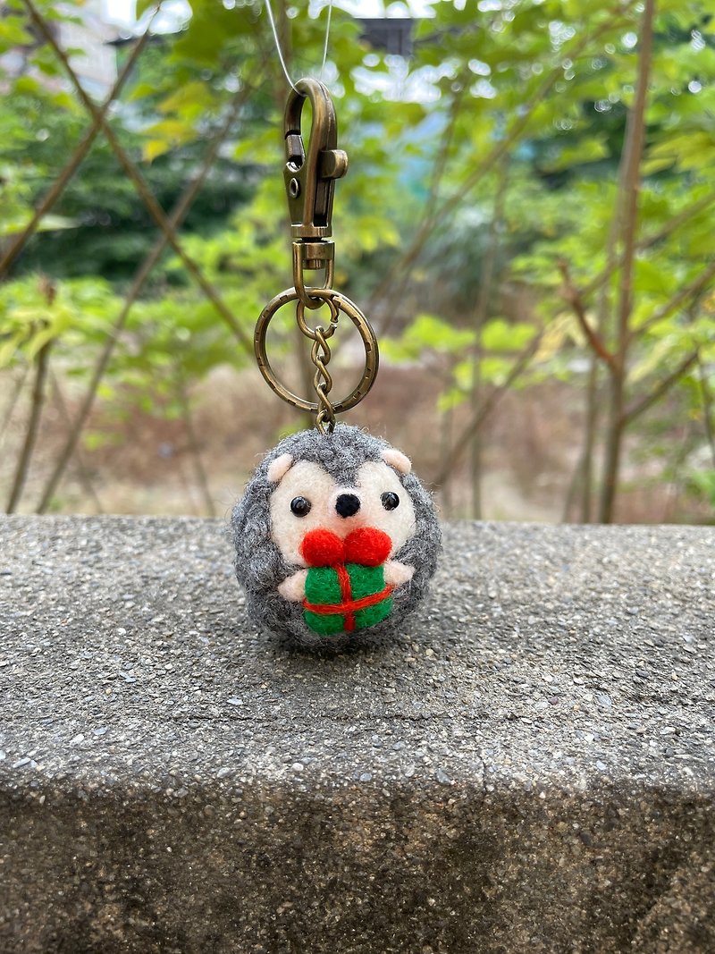 gift box hedgehog charm - Keychains - Wool 