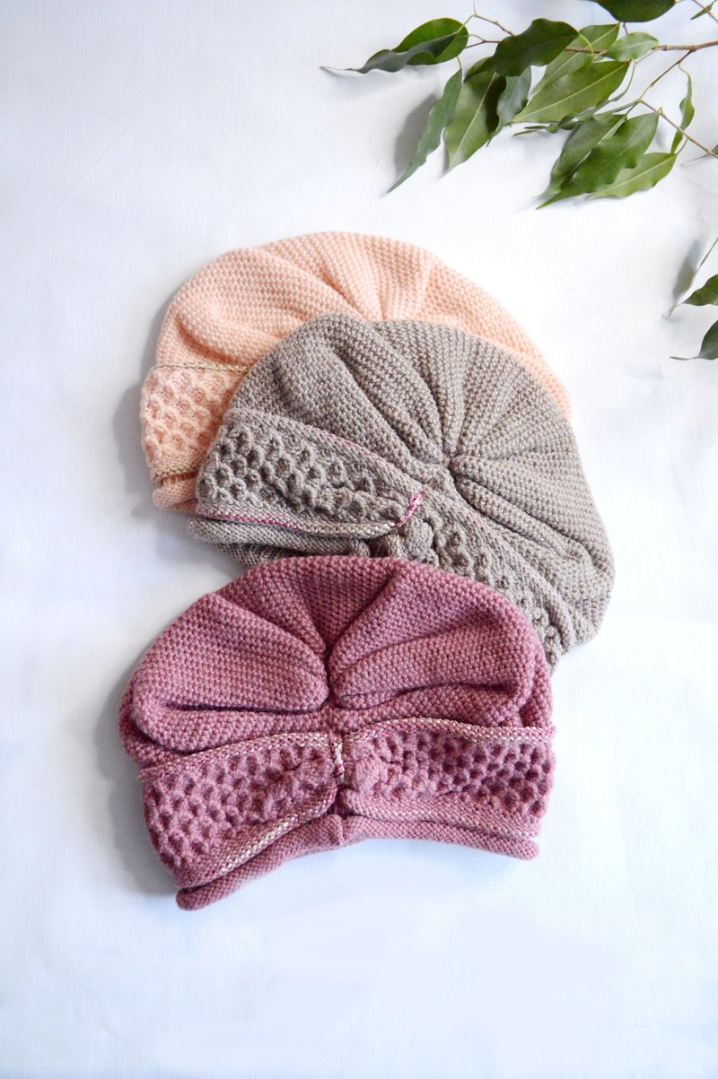 Knitted hat with drapery. Stylish women's hat. - หมวก - ขนแกะ สึชมพู