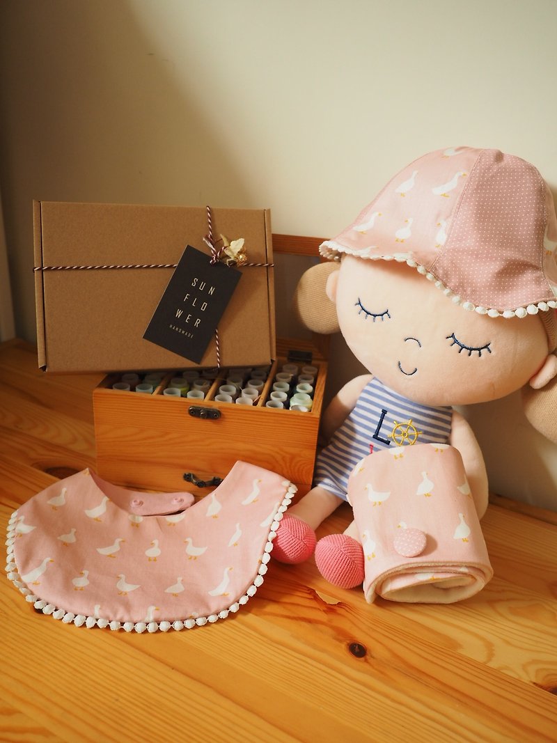 雙面粉紅小鴨圖案/ 小花圖案嬰兒小孩帽子,保暖圍巾及口水肩套裝 - 彌月禮盒 - 棉．麻 粉紅色