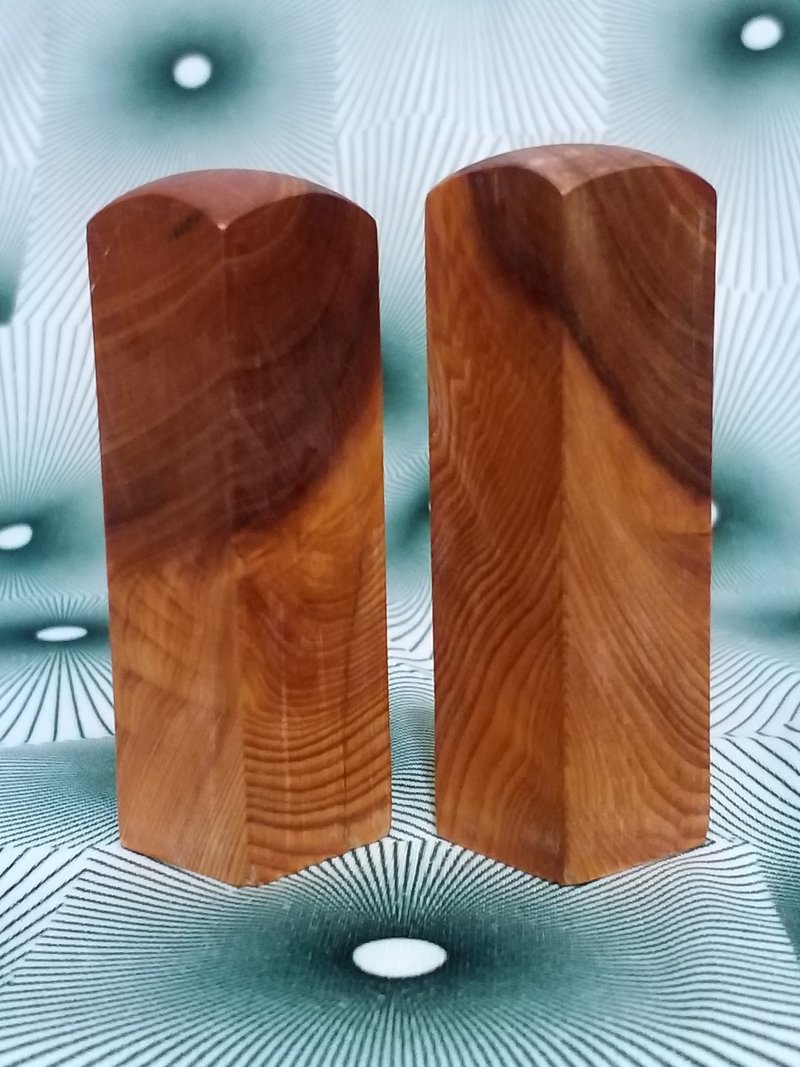 台灣檜木7分印章閃光 1對 7*2.1cm正方 ~A6 ~1支有裂痕 - 印章/印台 - 木頭 