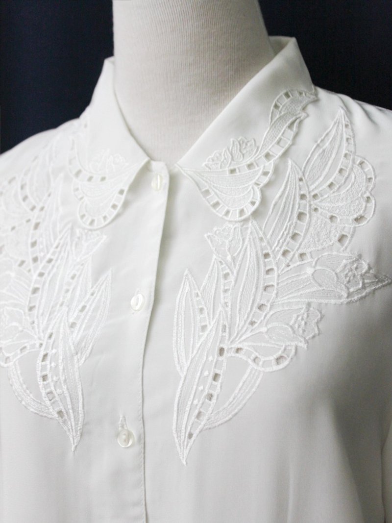 【RE0916T225】 early autumn Korean vintage tulip flowers embroidered white ancient shirt - Women's Shirts - Polyester White