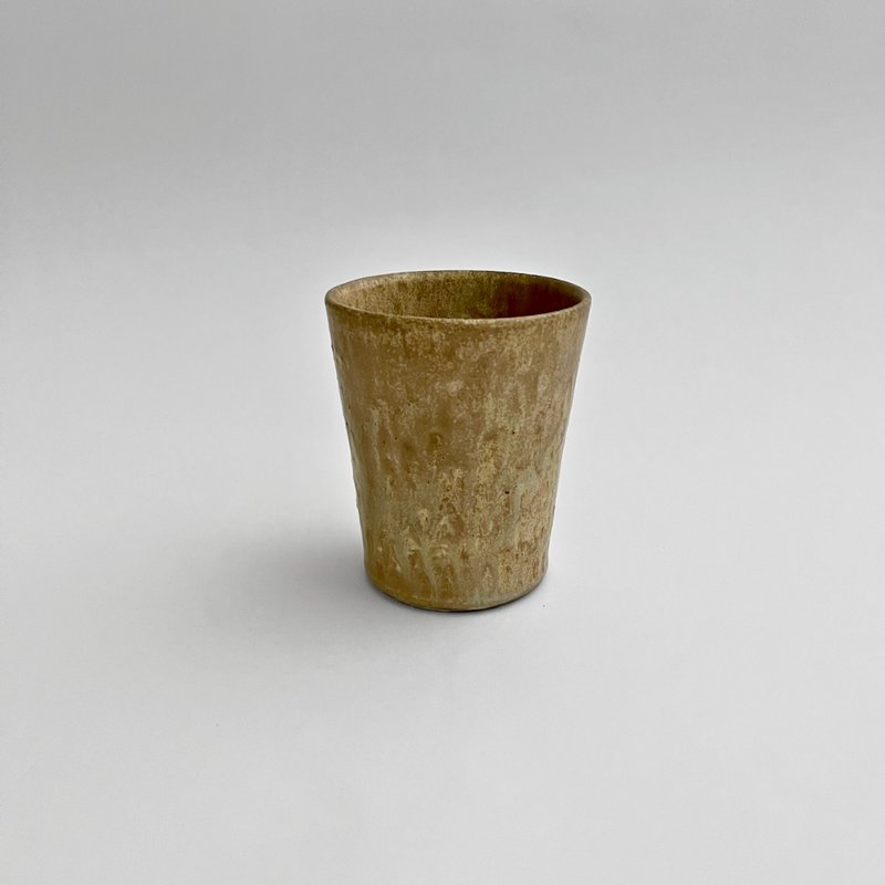 Creamy yellow flowing glaze pottery cup - แก้ว - ดินเผา สีกากี