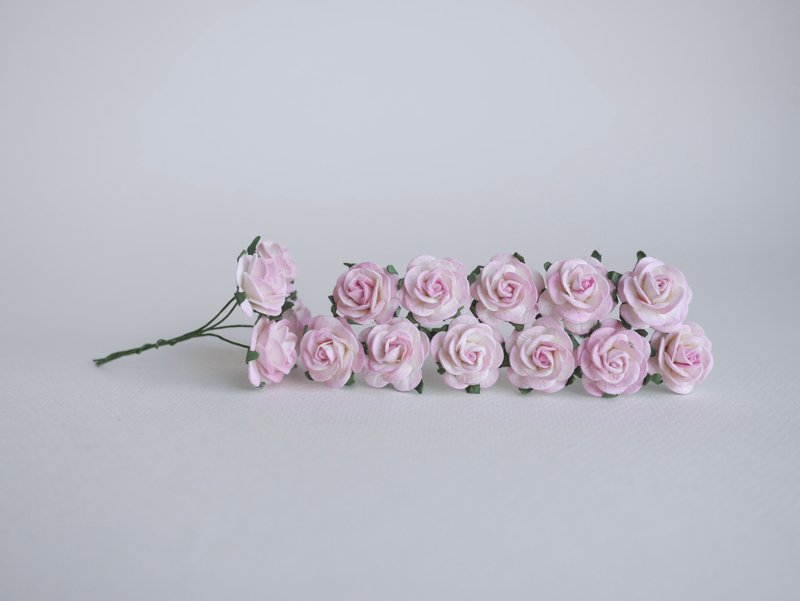 Paper flowers, centerpieces, 50 pieces size 2.0 cm., pink brush white color. - 其他 - 紙 粉紅色
