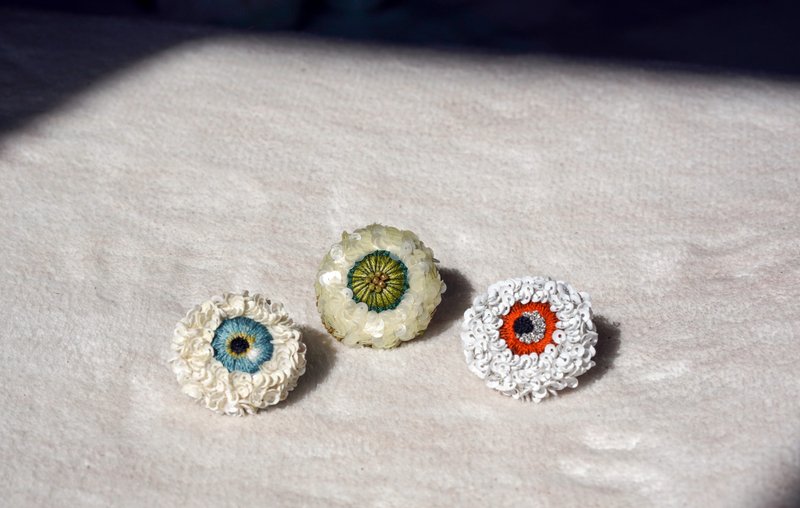 Hand embroidered brooch/original design/Pupillary series - เข็มกลัด - งานปัก ขาว