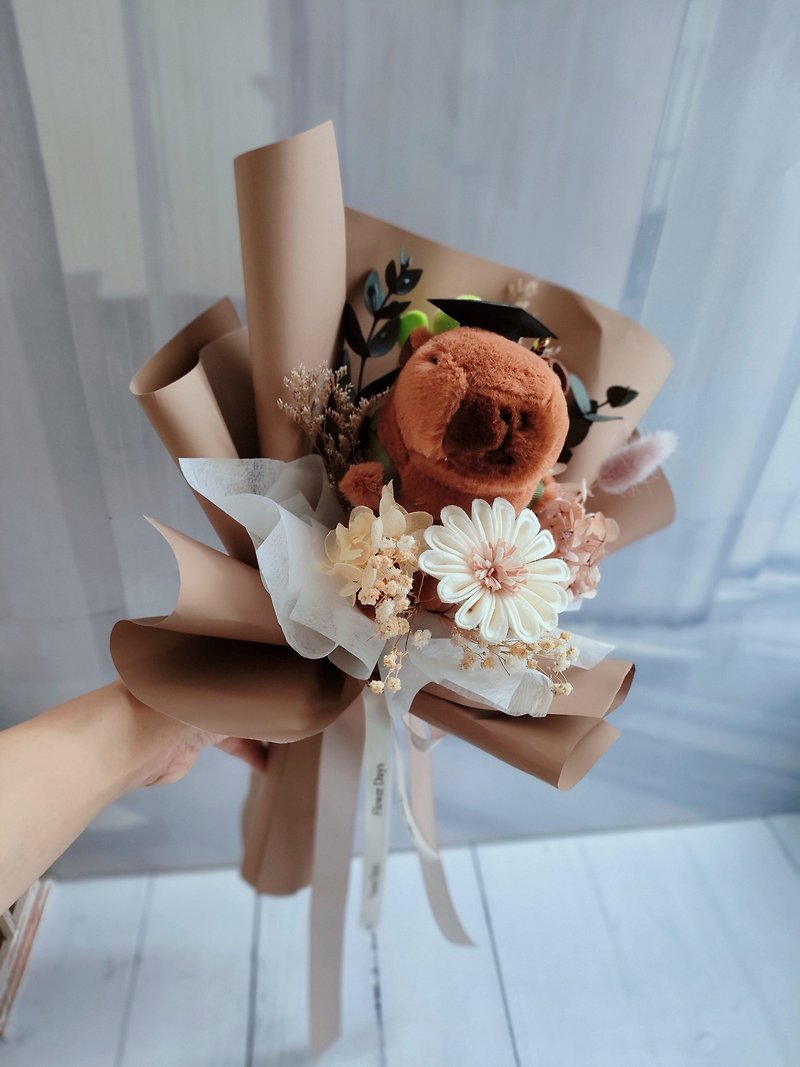 Korean-style bouquet-Pre-order Capybara Capybara Sun Flower Bouquet Graduation Teacher Gift - ช่อดอกไม้แห้ง - พืช/ดอกไม้ สีนำ้ตาล