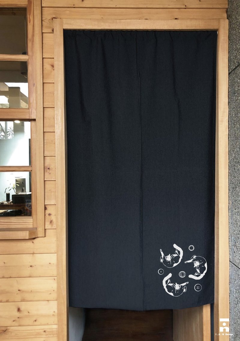 (Multi-color options) Cat Stretch-Organic Cotton Silk Print Japanese-style Chinese Door Curtain Oranic Cotton - ม่านและป้ายประตู - ผ้าฝ้าย/ผ้าลินิน สีดำ