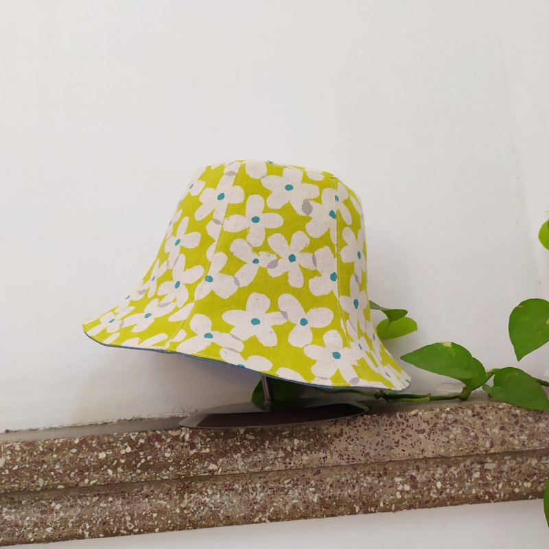 手工雙面漁夫帽/短帽簷/遮陽帽/芥末黃白花 - 帽子 - 棉．麻 