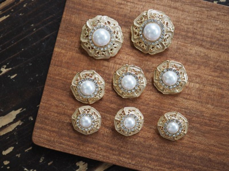 46019 Limited quantity Back hole 24mm 2 pearl metal buttons Beige - อื่นๆ - วัสดุอื่นๆ 