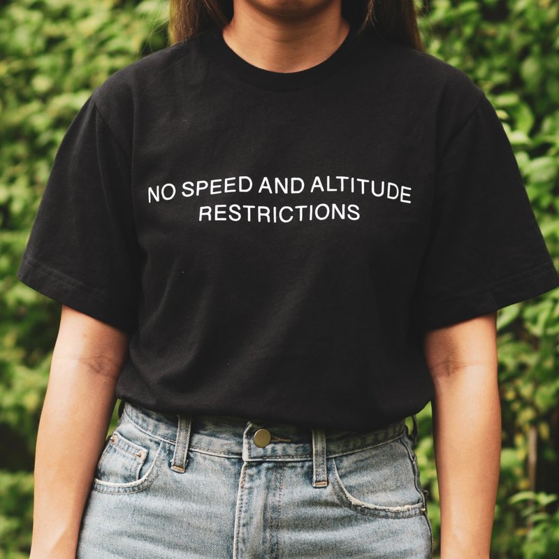 Unisex T-Shirt NO SPEED AND ALTITUDE RESTRICTIONS in Black - 男 T 恤 - 棉．麻 黑色