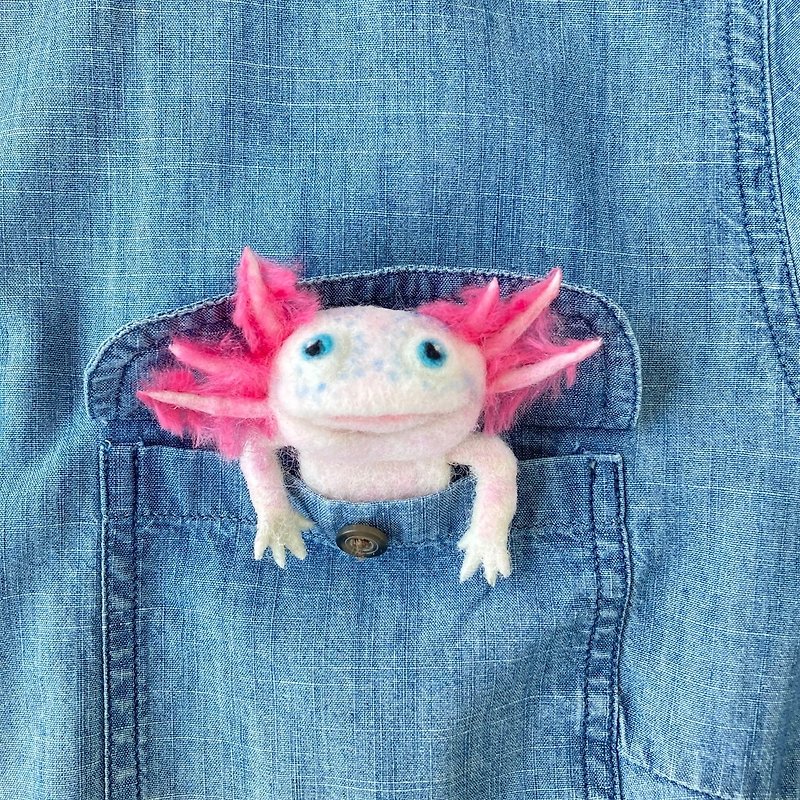 Handmade axolotl brooch Bright cute amphibian pin Needle felted jewelry 蠑螈 - Brooches - Wool Pink