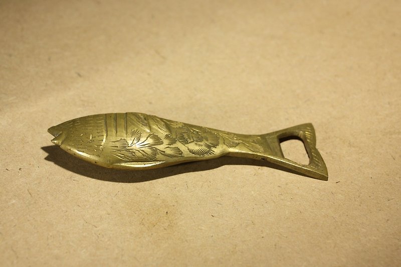 Purchased from the Dutch copper old piece Indian handmade knocking fish type bottle opener - ที่เปิดขวด/กระป๋อง - ทองแดงทองเหลือง สีทอง