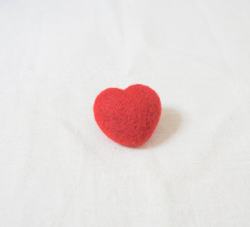 Love. Wool felt brooch - เข็มกลัด - ขนแกะ สีแดง
