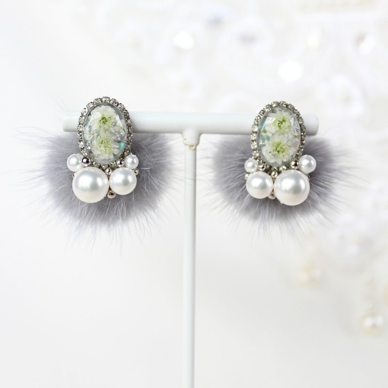 Grey mink fur flower earrings. Can be used in 2 ways. Gift wrapping available for Christmas etc. Suitable for people with metal allergies. - ต่างหู - พืช/ดอกไม้ สีเทา